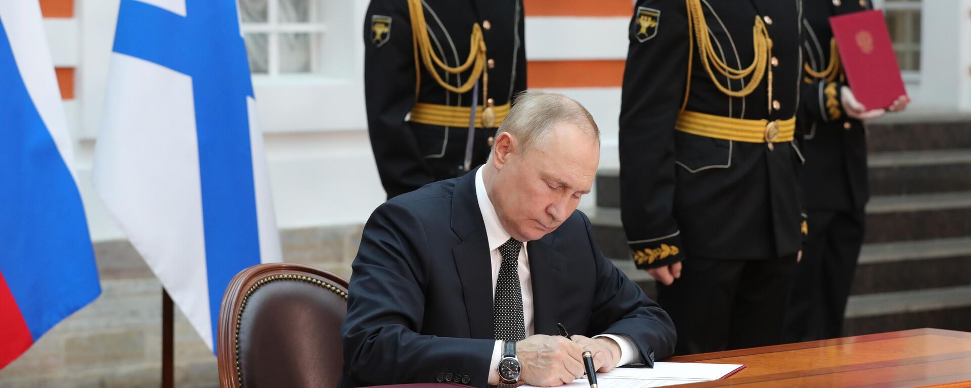 Predsednik Rusije Vladimir Putin potpisuje novu pomorsku doktrinu - Sputnik Srbija, 1920, 31.07.2022