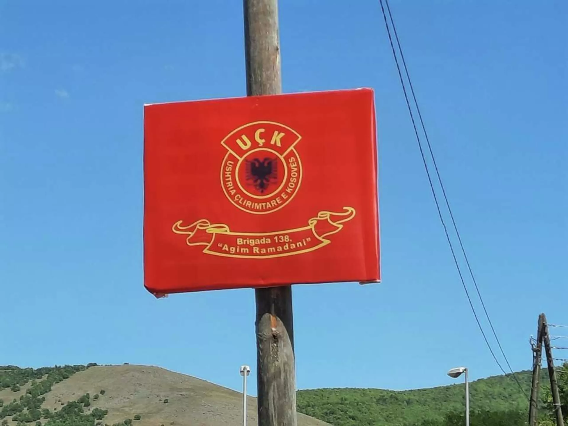 U Kišnici precrtana oznaka na srpskom jeziku i postavljena tabla UČK  - Sputnik Srbija, 1920, 03.08.2022