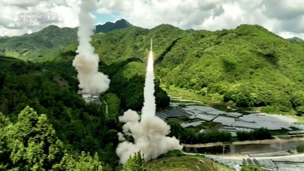 Kineska vojska ispaljuje rakete tokom vežbi u Tajvanskom moreuzu - Sputnik Srbija