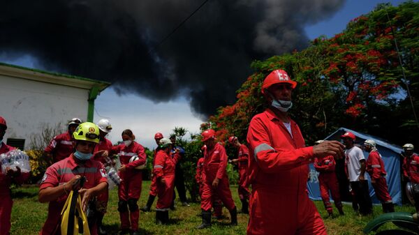 Припадници Кубанског Црвеног крста припремају се за транспорт у базу супертанкера Матанзас, где ватрогасци раде на сузбијању пожара - Sputnik Србија