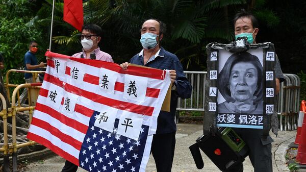 Демонстранти носе слику председнице Представничког дома Ненси Пелоси и америчку заставу на протесту испред америчког конзулата у Хонгконгу - Sputnik Србија