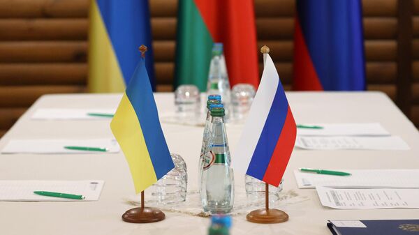 Zastave Ukrajine i Rusije na pregovaračkom stolu - Sputnik Srbija