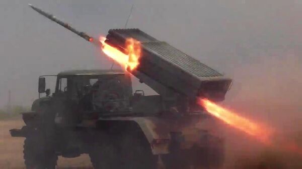 Višecevni bacač raketa Grad ruskih snaga tokom specijalne vojne operacije u Ukrajini - Sputnik Srbija