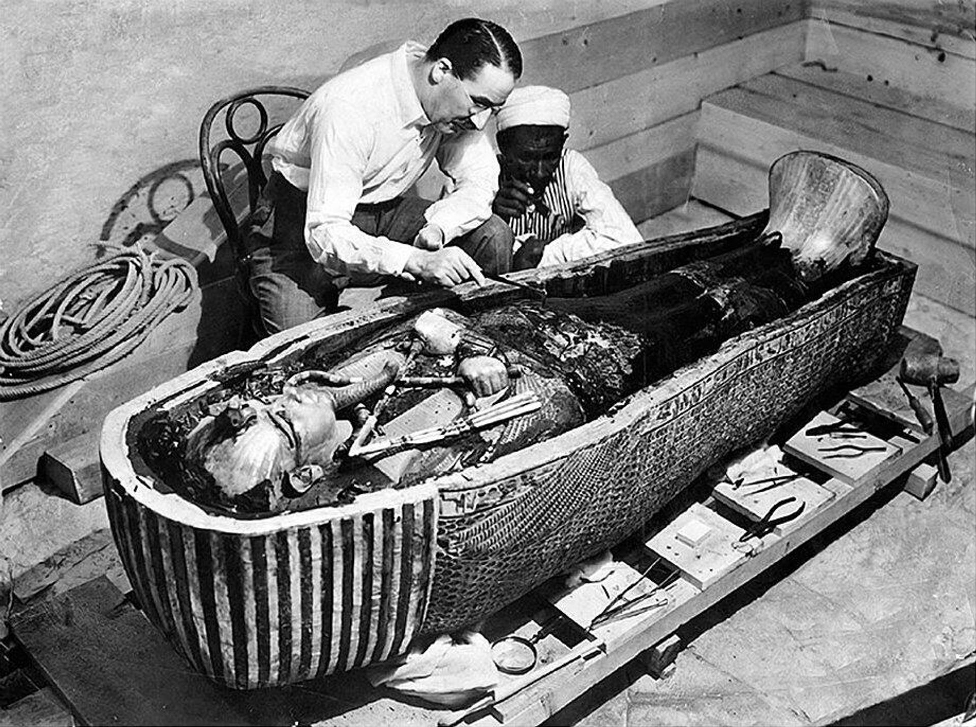 Britanski arheolog Hauard Karter ispituje Tutankamonov sarkofag - Sputnik Srbija, 1920, 14.08.2022