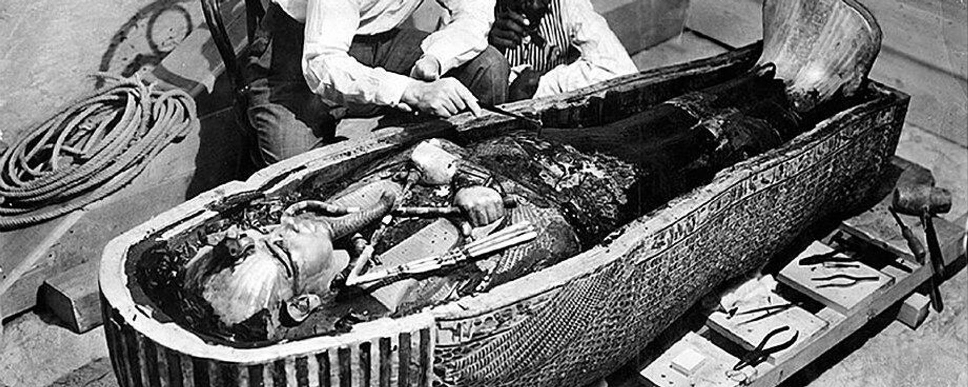 Britanski arheolog Hauard Karter ispituje Tutankamonov sarkofag - Sputnik Srbija, 1920, 23.04.2023