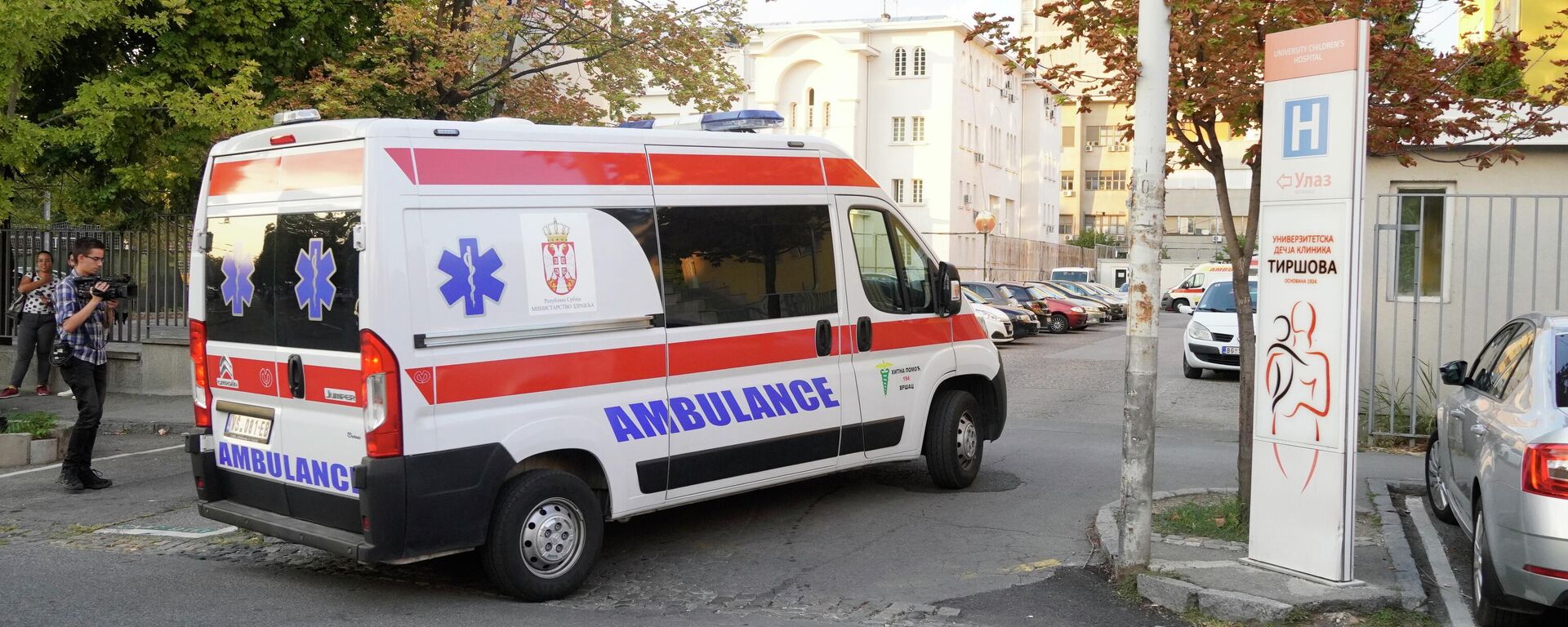 Vozilo hitne pomoći ulazi u krug Univerzitetske dečje klinike Tiršova - Sputnik Srbija, 1920, 09.07.2023