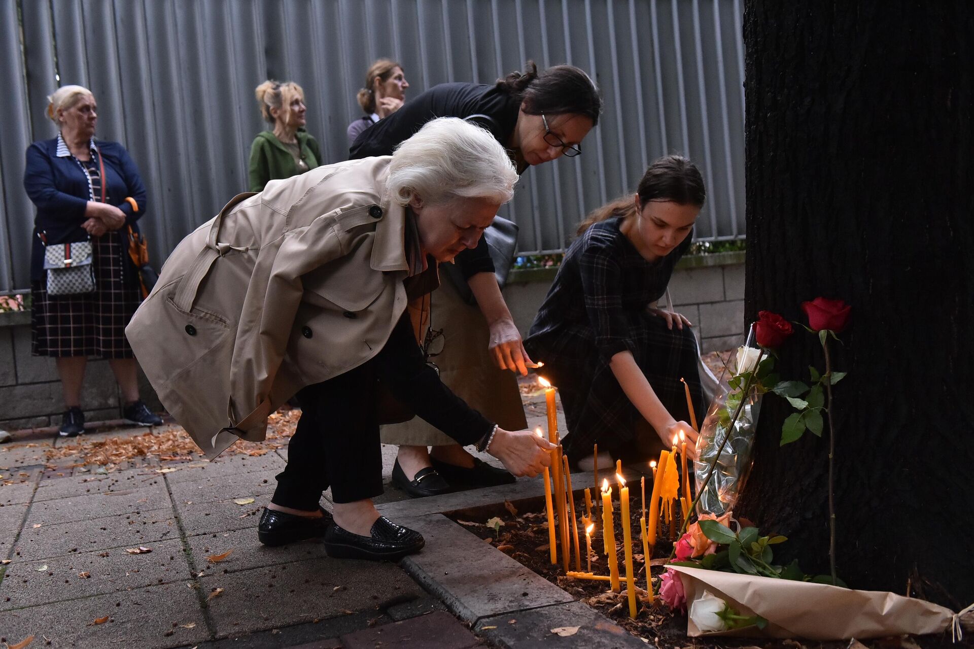 Paljenje sveća ispred ambasade Ruske Federacije - Sputnik Srbija, 1920, 21.08.2022