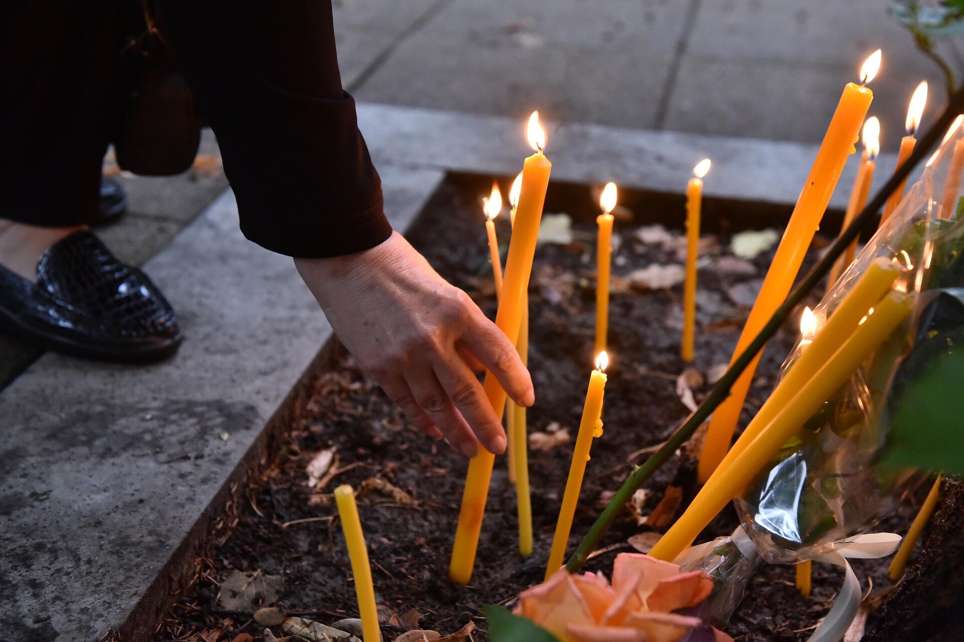 Paljenje sveća ispred ambasade Ruske Federacije - Sputnik Srbija, 1920, 21.08.2022