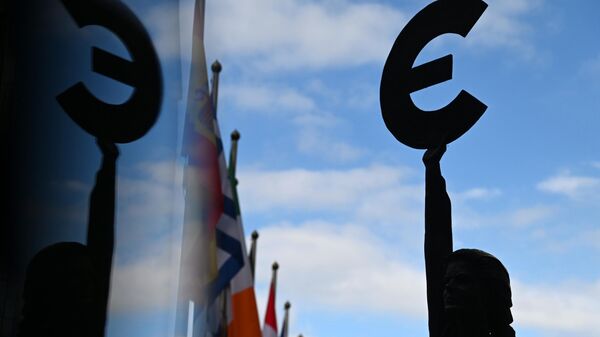 Споменик-скулптура знаку евра у седишту Европског парламента у Бриселу - Sputnik Србија