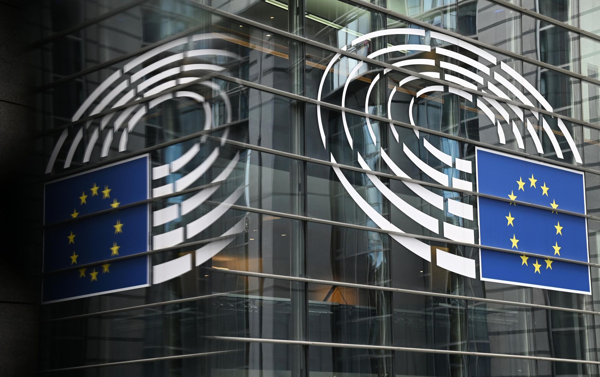 Logo EU na zgradi sedišta Evropskog parlamenta u Briselu - Sputnik Srbija, 1920, 19.10.2022