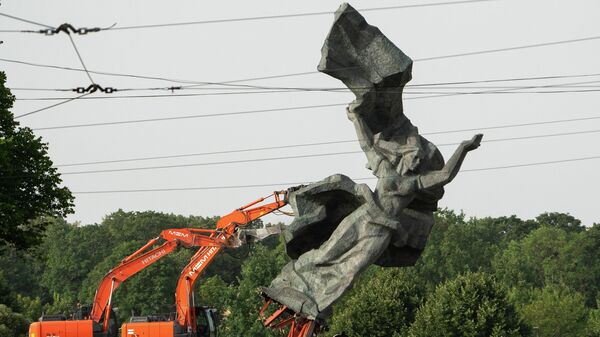 Rušenje spomenika oslobodiocima Rige - Sputnik Srbija