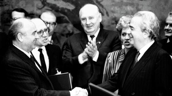 Mihail Gorbačov tokom posete Jugoslaviji, susret sa Lazarom Mojsovim - Sputnik Srbija