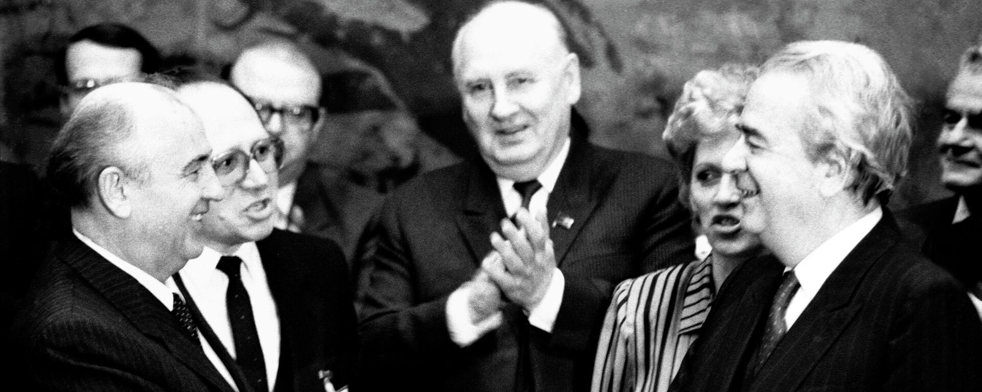 Mihail Gorbačov tokom posete Jugoslaviji, susret sa Lazarom Mojsovim - Sputnik Srbija, 1920, 31.08.2022