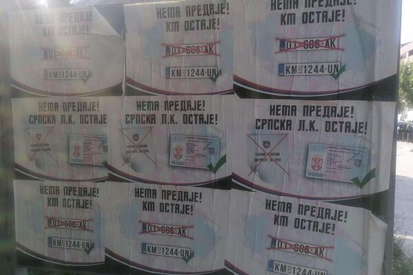 Plakati u Severnoj Mitrovici - Sputnik Srbija