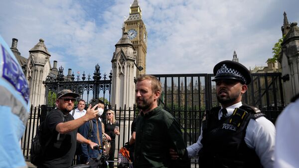 Хапшење припадника климатског покрета „Побуна против изумирања“ испред британског парламента. - Sputnik Србија