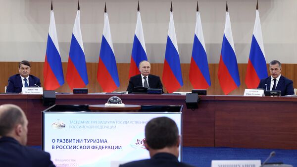 Predsednik Rusije Vladimir Putin na zasedanju prezidijuma Državnog saveta za razvoj turističke industrije - Sputnik Srbija