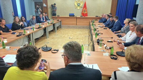 Sastanak predstavnika opozicije sa ambasadorima EU, SAD i Velike Britanije u Skupštini Crne Gore - Sputnik Srbija
