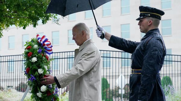 Амерички председник Џо Бајден полаже венац испред Пентагона током обележавања годишњице напада 11. септембра - Sputnik Србија