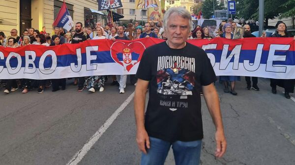 Dušan Savić dolazi na moleban ispred Hrama Svetog Save - Sputnik Srbija