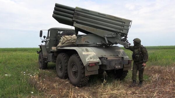 Višecevni bacač raketa Grad u zoni specijalne vojne operacije u Ukrajini - Sputnik Srbija