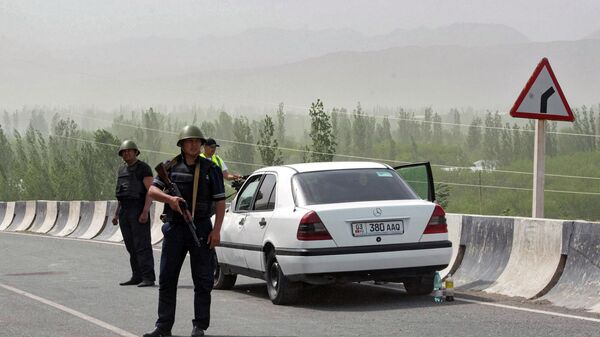 Pripadnici vojske i policije Kirgizije na granici sa Tadžikistanom - Sputnik Srbija