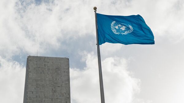 Zastava UN ispred sedišta Ujedinjenih nacija u Njujorku - Sputnik Srbija