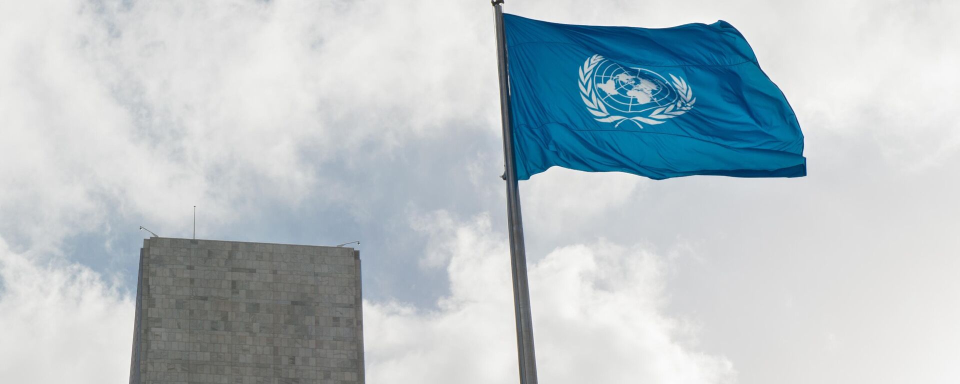 Zastava UN ispred sedišta Ujedinjenih nacija u Njujorku - Sputnik Srbija, 1920, 01.11.2023