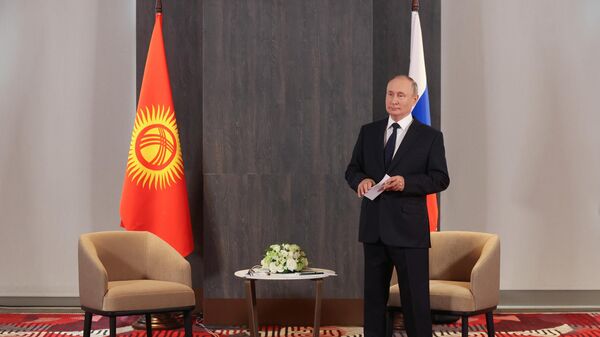 Predsednik Rusije Vladimir Putin pred sastanak sa kirgiskim kolegom Sadirom Žaparovom - Sputnik Srbija