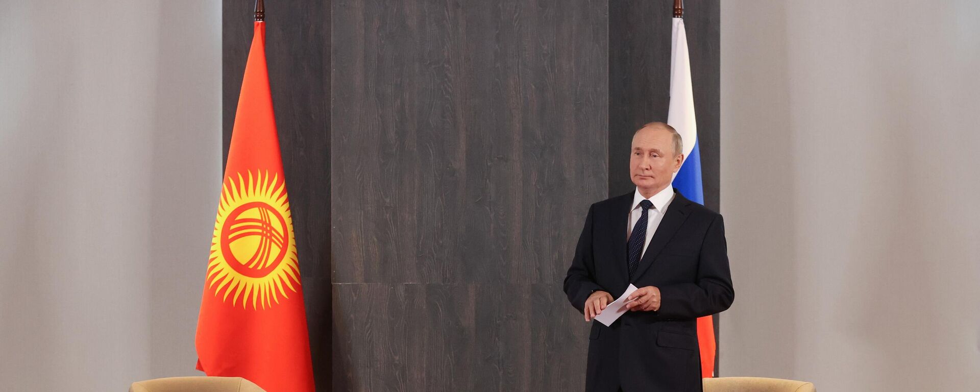 Predsednik Rusije Vladimir Putin pred sastanak sa kirgiskim kolegom Sadirom Žaparovom - Sputnik Srbija, 1920, 15.09.2022