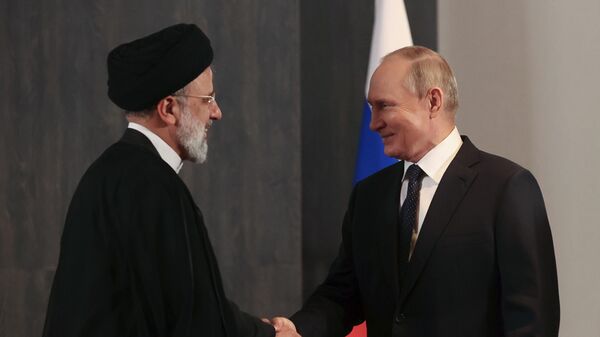 Predesdnik Rusije Vladimir Putin i predsednik Irana Ibrahim Raisi, ŠOS, Samarkande 2022 - Sputnik Srbija