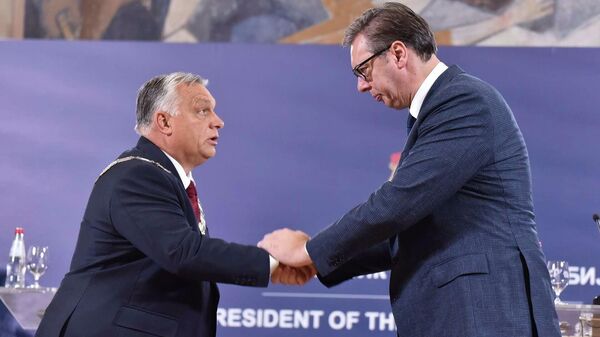 Predsednik Srbije Aleksandar Vučić odlikovao je mađarskog premijera Viktora Orbana - Sputnik Srbija