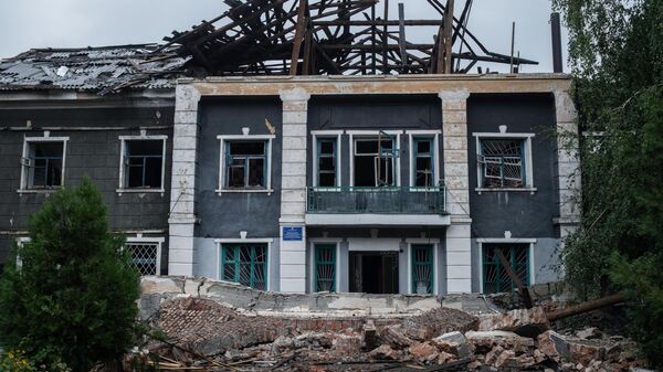 Zgrada Perevalskog koledža u Perevalsku, uništena u ukrajinskom granatiranju - Sputnik Srbija