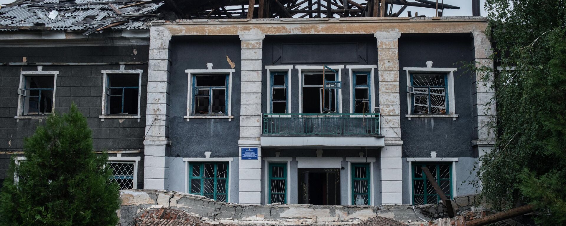 Зграда Перевалског колеџа у Перевалску, уништена у украјинском гранатирању - Sputnik Србија, 1920, 30.12.2022