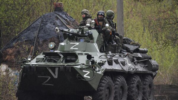 Руски војници у оклопном транспортеру БТР-82А у зони специјалне војне операције у Украјини - Sputnik Србија