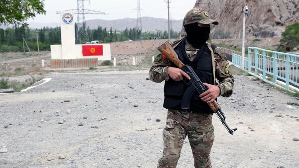 Pripadnik Oružanih snaga Kirgizije na granici sa Tadžikistanom - Sputnik Srbija