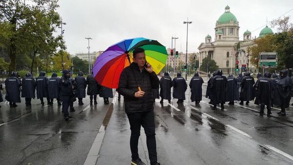 Jedan od organizatora „Evroprajda 2022“ Goran Miletić iza kordona policije - Sputnik Srbija
