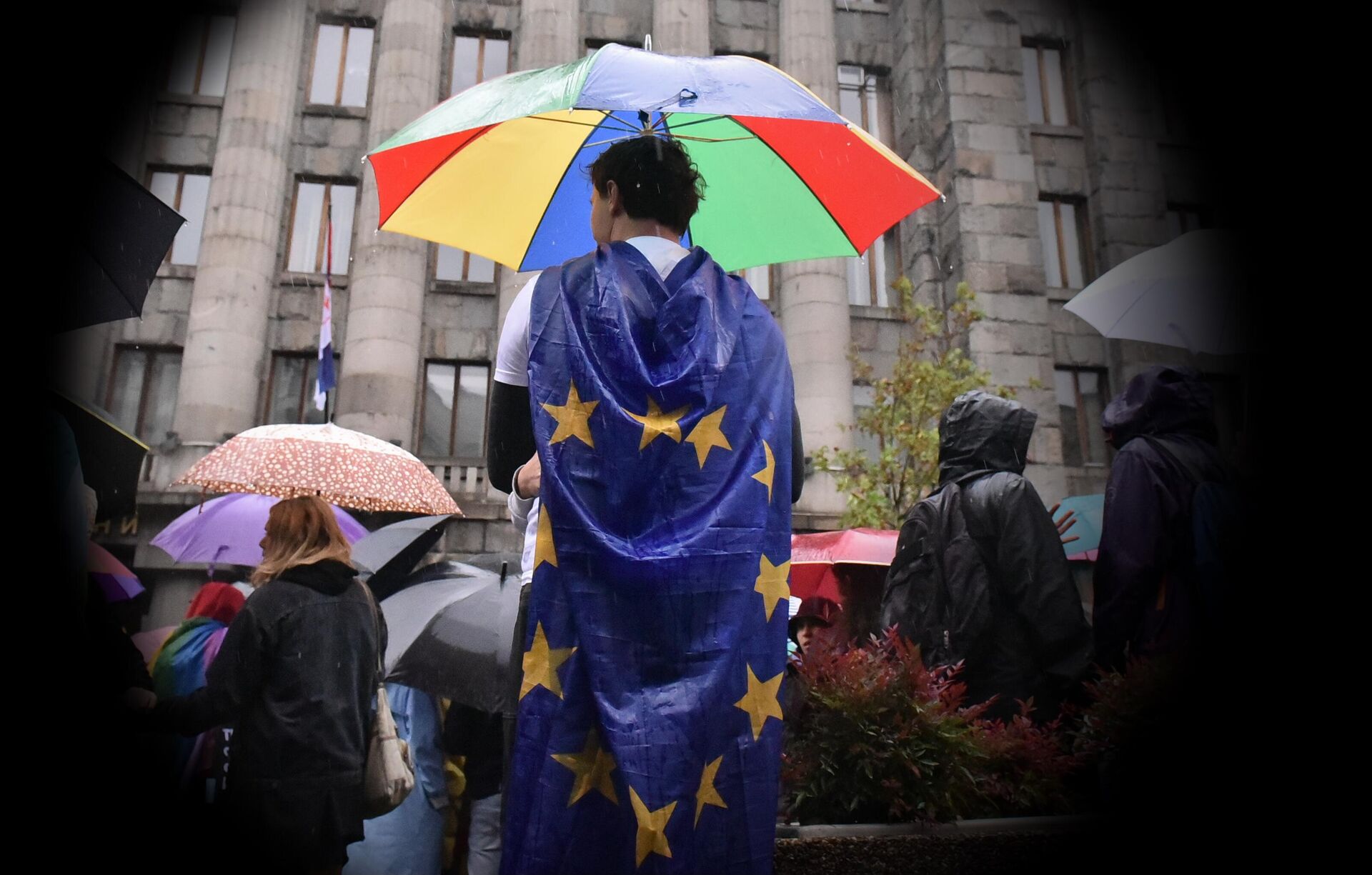 Младић огрнут заставом ЕУ на Европрајду Младић огрнут заставом ЕУ на Европрајду - Sputnik Србија, 1920, 31.10.2025