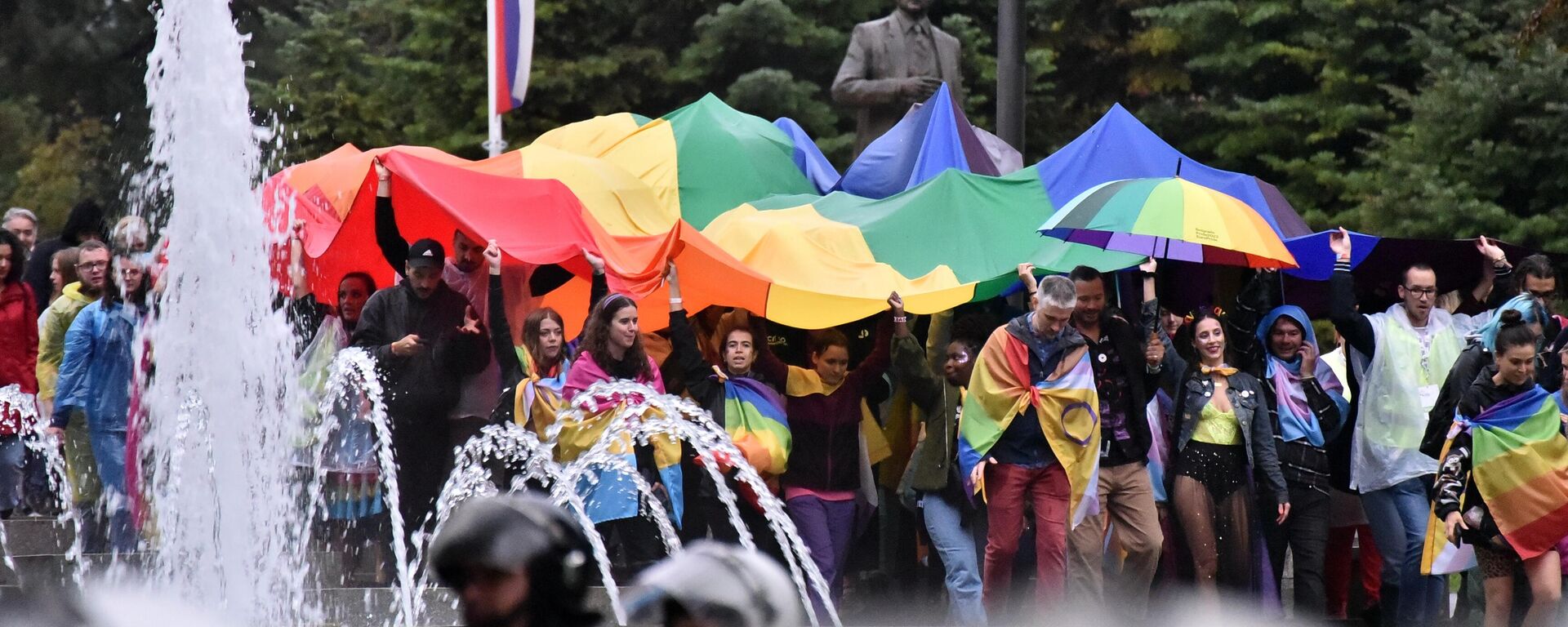 Učesnici Evroprajda prolaze kroz Tašmajdanski park - Sputnik Srbija, 1920, 31.03.2024