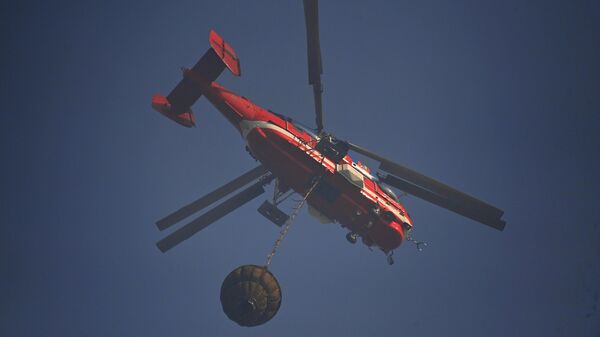 Vatrogasni helikopter Ministarstva za vanredne situacije Rusije tokom gašenja šumskog požara - Sputnik Srbija