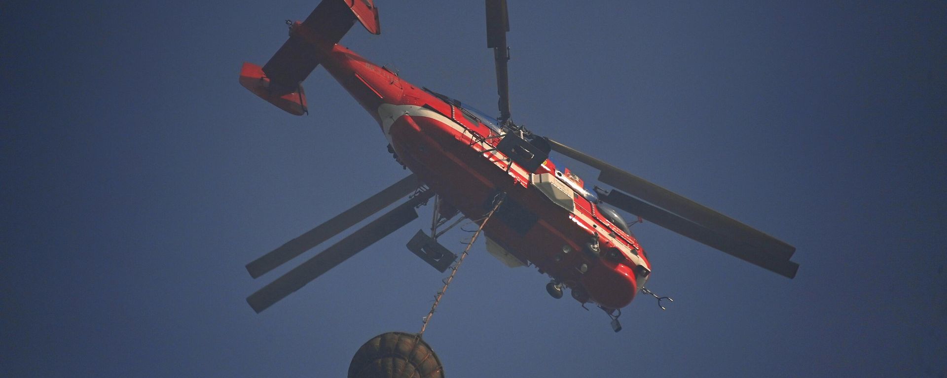 Vatrogasni helikopter Ministarstva za vanredne situacije Rusije tokom gašenja šumskog požara - Sputnik Srbija, 1920, 27.08.2026