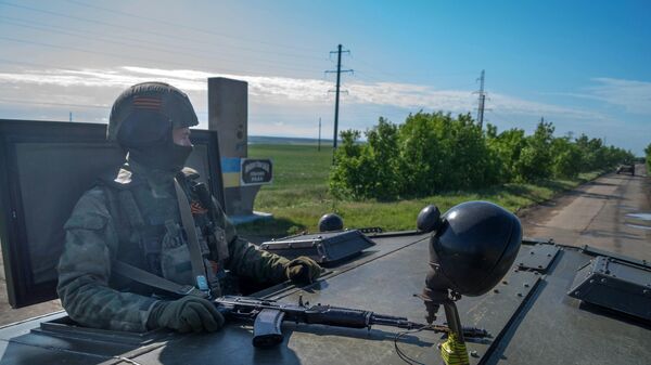Припадник руске гарде током патроле у Николајевској области - Sputnik Србија