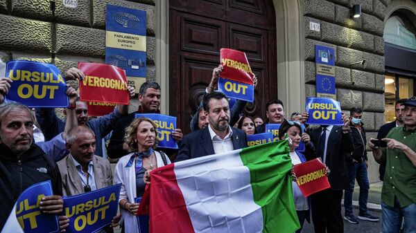 Lider Lige Mateo Salvini sa pristalicama protestuje 23. septembra ispred kancelarija Evropskog parlamenta u Rimu zbog izjave predsednice Evropske komisije Ursule fon der Lajen, nakon što je ova izjavila da ima alatke da upravlja Italijom ukoliko Salvinijeva koalicija pobedi na izborima. Salvini je tražio izvinjenje. - Sputnik Srbija