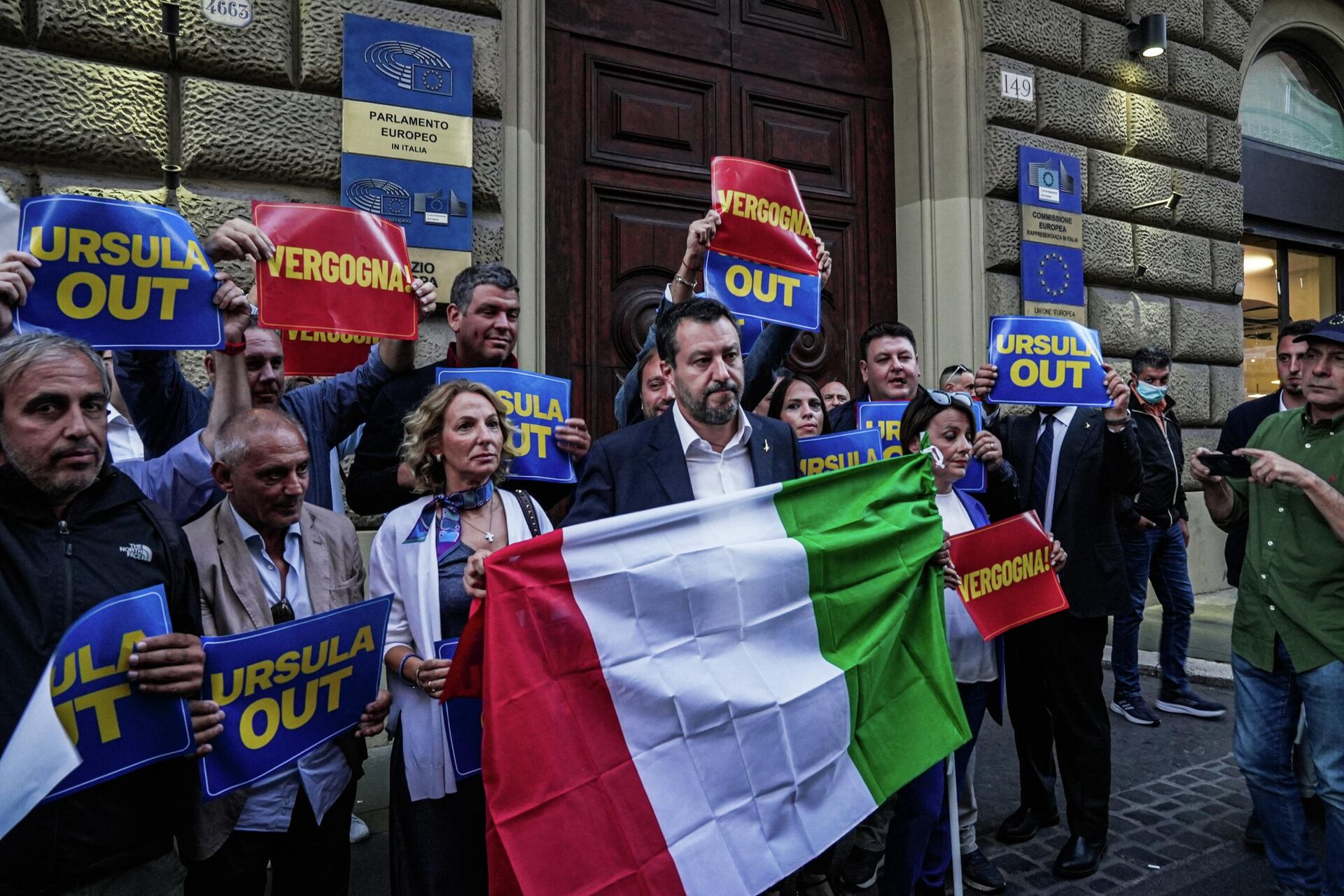 Lider Lige Mateo Salvini sa pristalicama protestuje 23. septembra ispred kancelarija Evropskog parlamenta u Rimu zbog izjave predsednice Evropske komisije Ursule fon der Lajen, nakon što je ova izjavila da ima alatke da upravlja Italijom ukoliko Salvinijeva koalicija pobedi na izborima. Salvini je tražio izvinjenje. - Sputnik Srbija, 1920, 25.09.2022