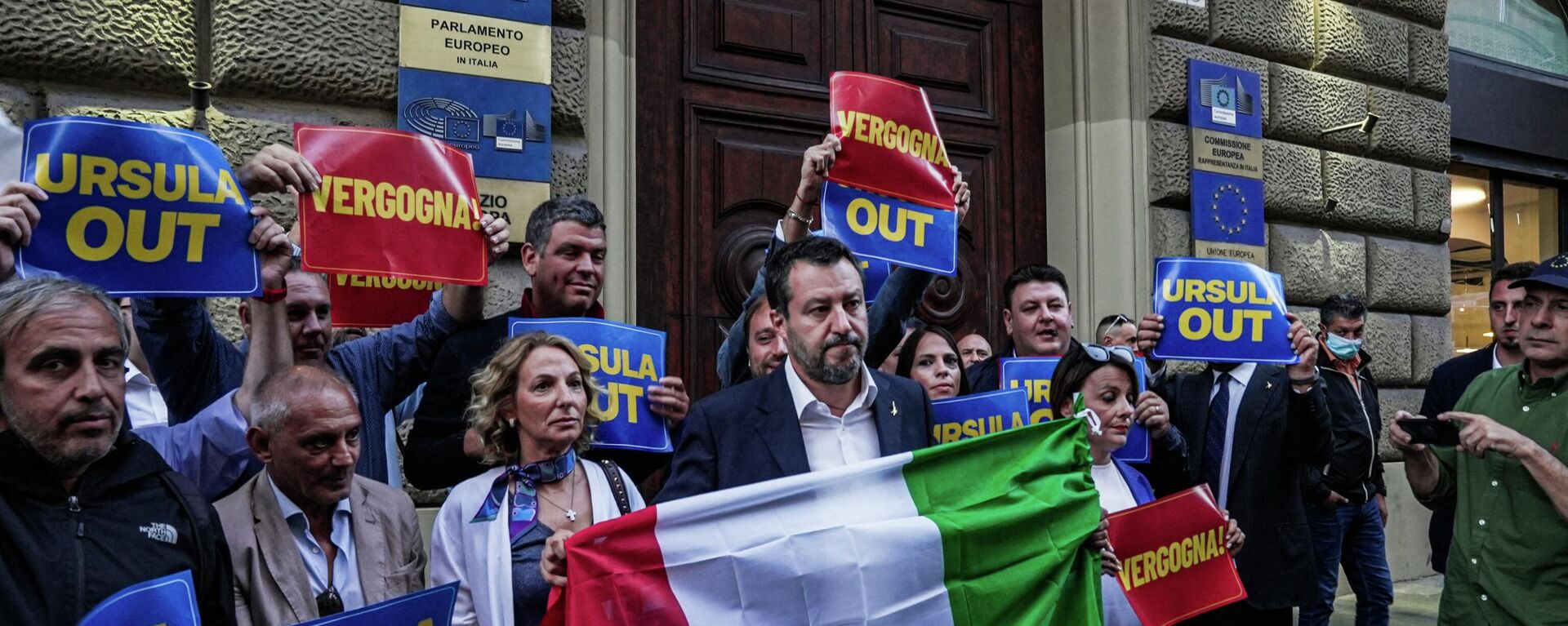 Lider Lige Mateo Salvini sa pristalicama protestuje 23. septembra ispred kancelarija Evropskog parlamenta u Rimu zbog izjave predsednice Evropske komisije Ursule fon der Lajen, nakon što je ova izjavila da ima alatke da upravlja Italijom ukoliko Salvinijeva koalicija pobedi na izborima. Salvini je tražio izvinjenje. - Sputnik Srbija, 1920, 23.10.2022