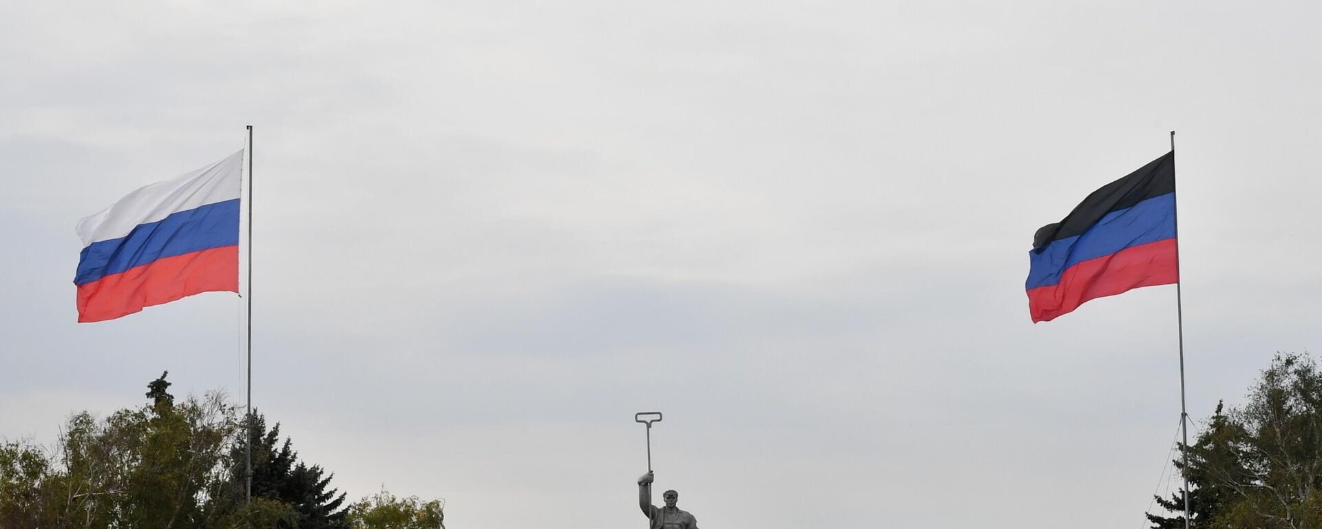 Заставе Русије и Донбаса испред скулптуре Стаљевар на уласку у Маријупољ - Sputnik Србија, 1920, 05.10.2022