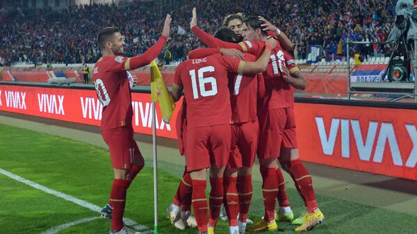Фудбалери Србије прослављају погодак - Sputnik Србија