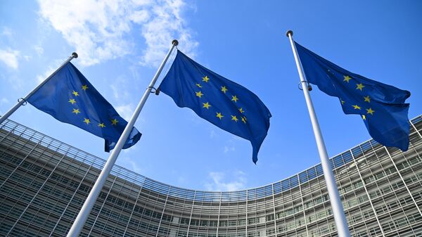 Zastave Evropske unije ispred sedišta Evropske komisije u Briselu - Sputnik Srbija