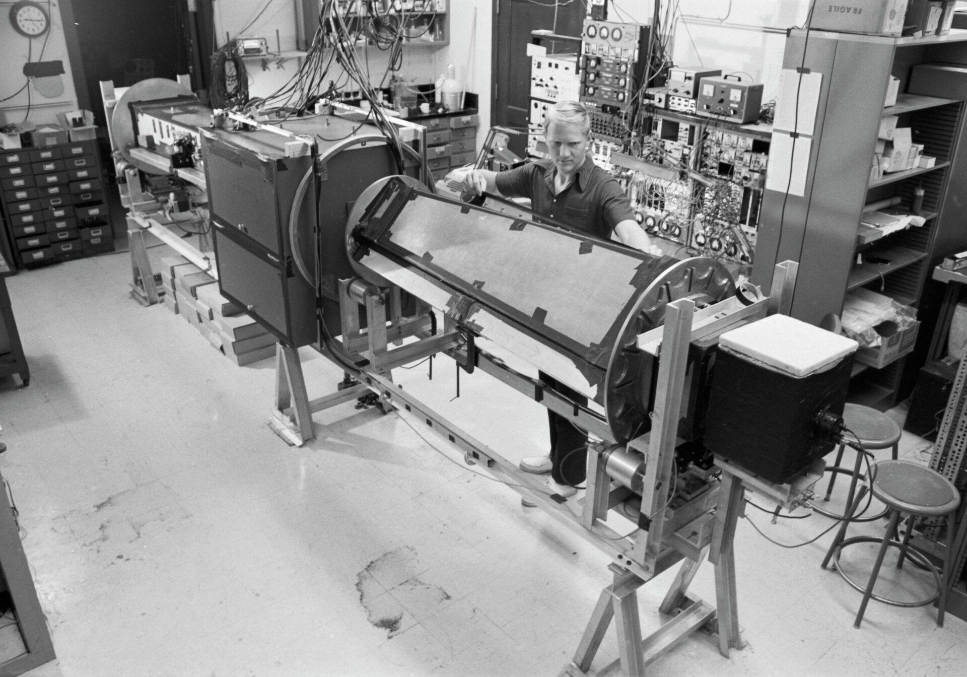Џон Клаузер у лабораторији квантне механике експериментише са Беловом теоријом - Sputnik Србија, 1920, 05.10.2022