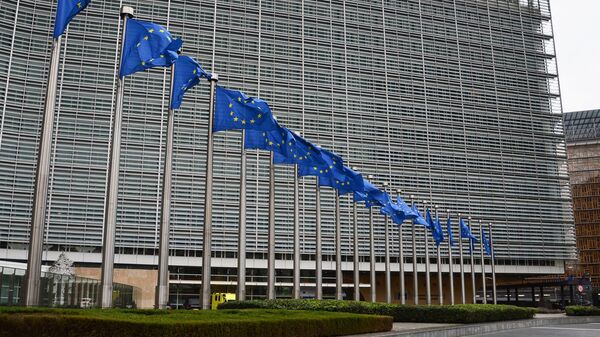 Заставе Европске уније испред седишта Европске комисије у Бриселу - Sputnik Србија