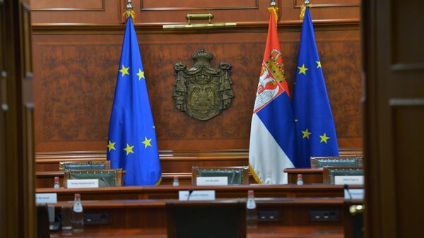 Zastave Srbije i EU kroz otvorena vrata - Sputnik Srbija